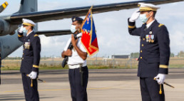 salut au drapeau en port de médailles officielles