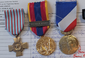 montage-de-medailles-pendantes-ordonnances-presentation