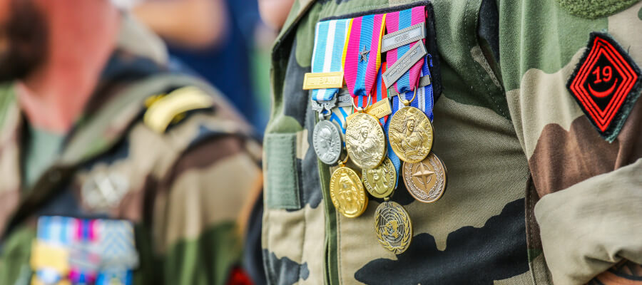 placard de médailles militaires sur uniforme defnat OTAN ONU